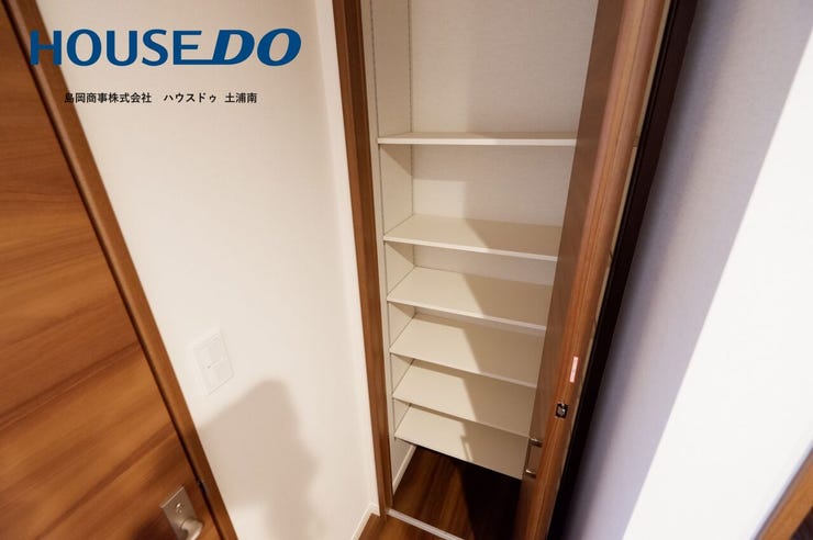 「デッドスペースを有効活用した便利な収納棚。日用品のストックから掃除道具まで、すっきりと整理できる頼もしい存在。あるとないとでは大違いの、暮らしの質を高める機能的な設計です。」