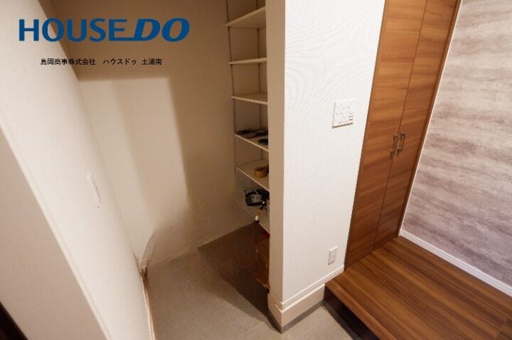 「玄関横には便利な収納スペースを確保。アウトドア用品やベビーカーもすっきり収まり、急な来客時にも慌てません。玄関周りの整理整頓が驚くほど簡単に叶う、嬉しい設計です。」
