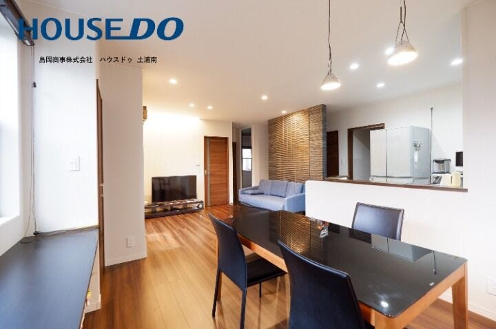 「家族の会話が弾む、一体感のあるLDK。キッチンのカウンター越しに会話が弾み、自然と家族の絆が深まります。ダウンライトが落ち着いたトーンで、夜はしっとりと大人な雰囲気に。」