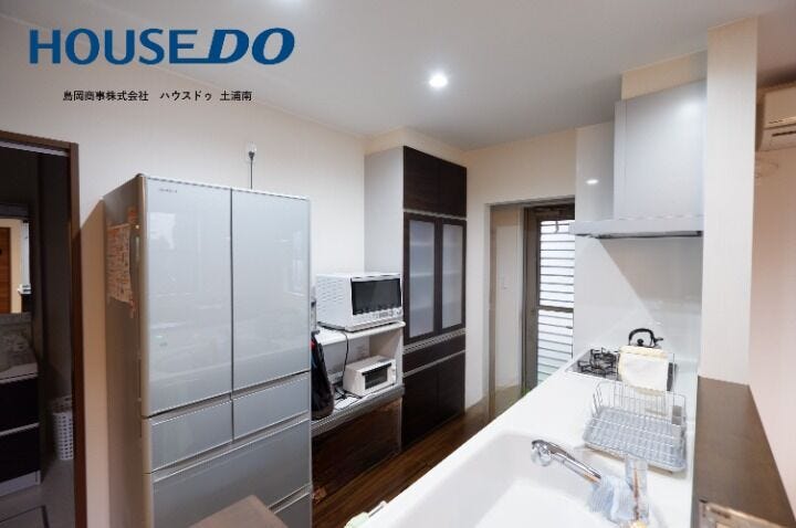 「使いやすさと収納力を極めた、こだわりのシステムキッチン。広い調理スペースと広々シンクが家事効率も大幅アップ。デザインは、お料理の時間をクリエイティブで楽しいひとときに変えてくれます。」