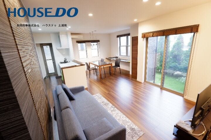 「開放感と落ち着きが同居する、理想のリビングダイニング。インテリアと木目の温もりが調和し、家族の笑顔が集まる特別な空間に。大きな窓から庭の緑が望める、贅沢なひとときを。」