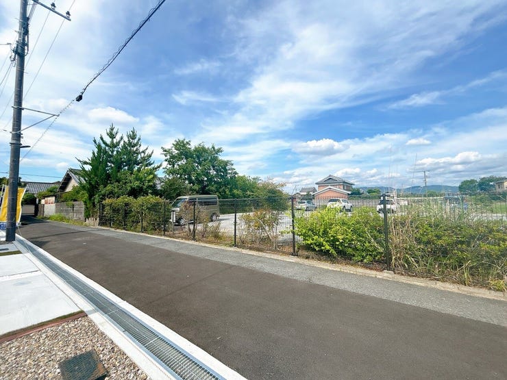 広々とした前道で車の出し入れもスムーズにできます。