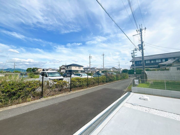 前面道路が広く、毎日の通行も快適です。