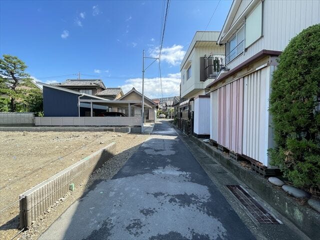 幅員約3mの前面道路です。セットバックが必要となりますが、緊急車両なども入ってこれるようになるので災害時にも安心ですね。