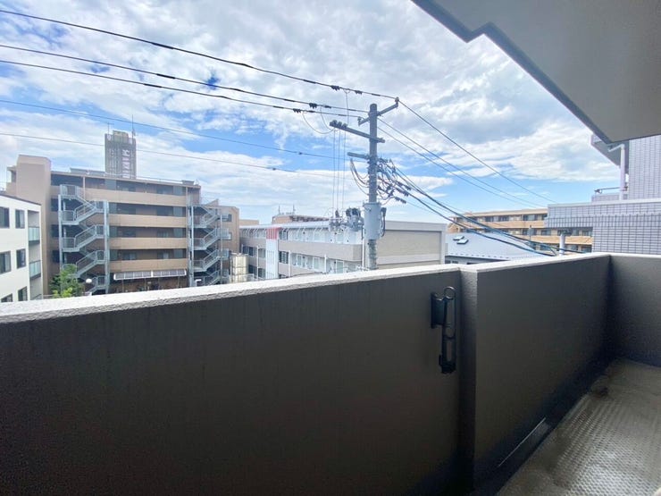 南東向きのバルコニー。洗濯物干しにも使いやすく、明るい住空間につながります♪