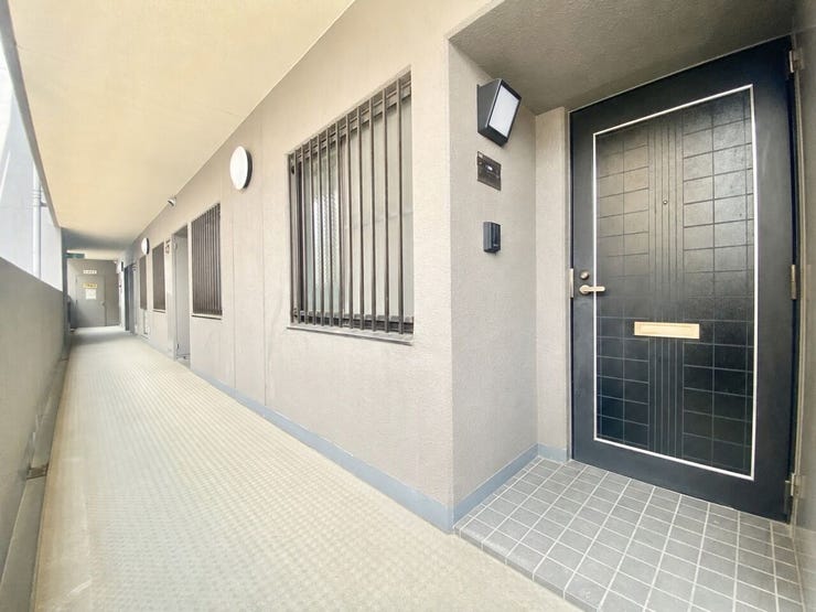 玄関前の共用廊下。屋根付きのため、雨の日でも出入りしやすい造りです♪