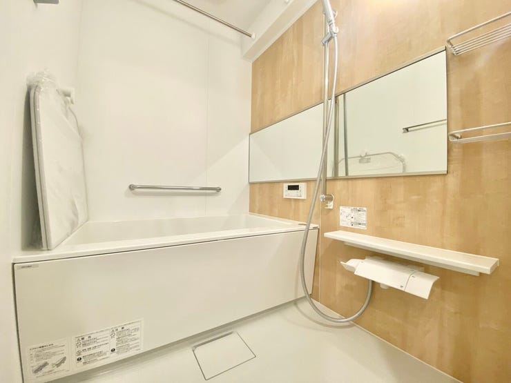 室乾燥機付きの明るいバスルーム。木目調のアクセントパネルが落ち着いた雰囲気を演出します♪