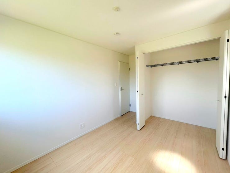 【洋室】
部屋の広さが適度なため、家具の配置やインテリアデザインがしやすく、狭すぎず広すぎない居心地の良い空間を作れます。
また、家族構成やライフスタイルに合わせて使い方を変えることができます。