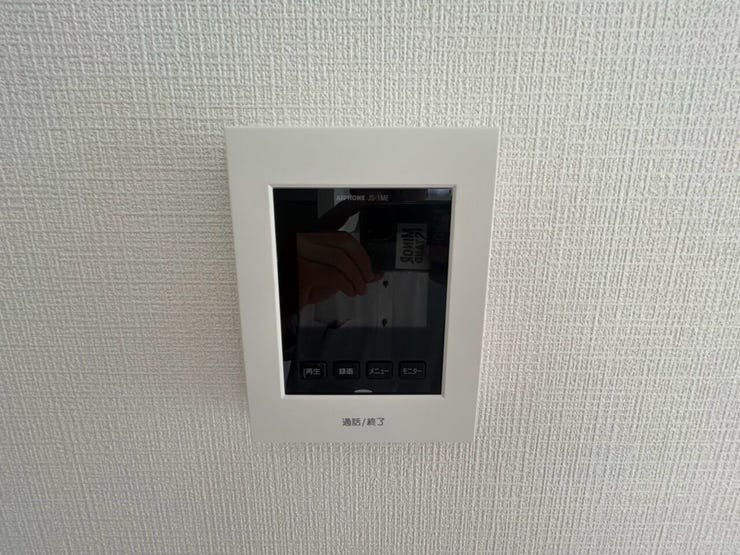 【モニター付きインターホン】
ドアを開ける前にモニターで訪問者の顔を確認できるため、安全性が向上します。
また直接顔を合わせることなく訪問者を確認できるため、個人情報の保護にもつながります。