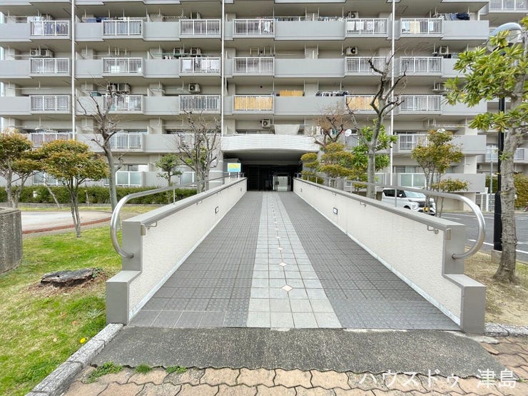 マンション入り口はスロープになっているため、ベビーカーや三輪車などの出入りがしやすいですね。