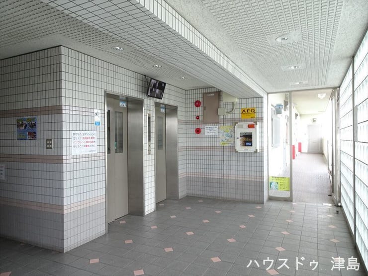 14階建てマンションのためエレベーターが設置されています。買い物後の荷物を運ぶ際にはとても助かります。忙しい時間帯も二基あり安心です。