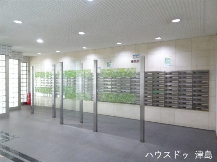 郵便受けが1階にあり、外部の方が不用意にそれぞれの部屋まで来られることを防げますね。外壁のガラスブロックやパーテーションがいいですね。