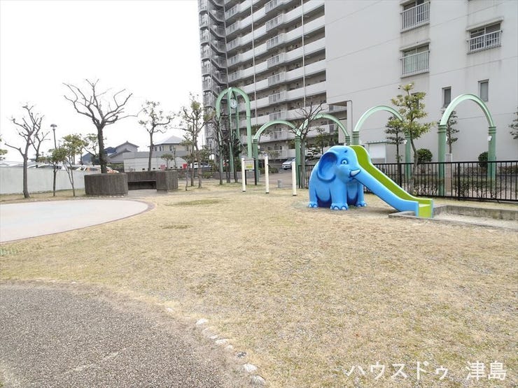 敷地内にマンションの住人の方専用の公園があり、子育て中のご家族の方はもちろん、ご年配の方たちの憩いの場にもなっています♪