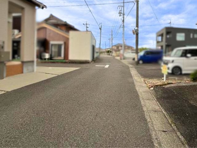 北側の前面道路、幅員約4.6mです。譲り合って車がすれ違える道幅です。車1台とベビーカーですれ違っても余裕のある道幅は安心ですね。
(2026年6月21日 撮影)