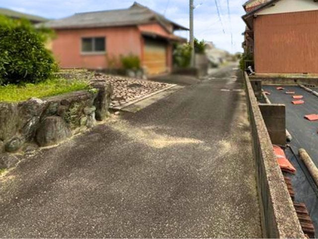 南側の前面道路です。大型車の通行がなく、振動や騒音が抑えられます。
(2026年6月21日 撮影)
