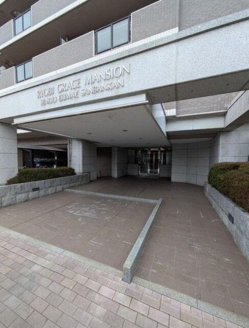 明るいエントランスです