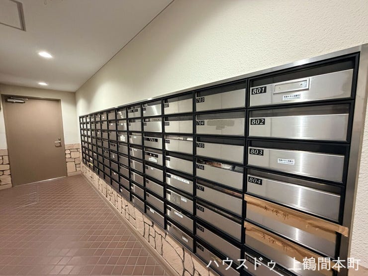 シンプルなデザインで外観に馴染む、壁付けポストを採用
