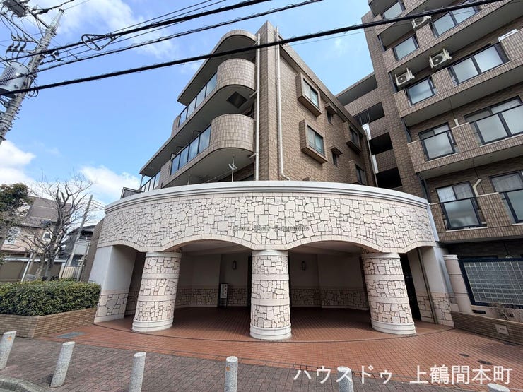 落ち着いた街並みに映えるマンション外観