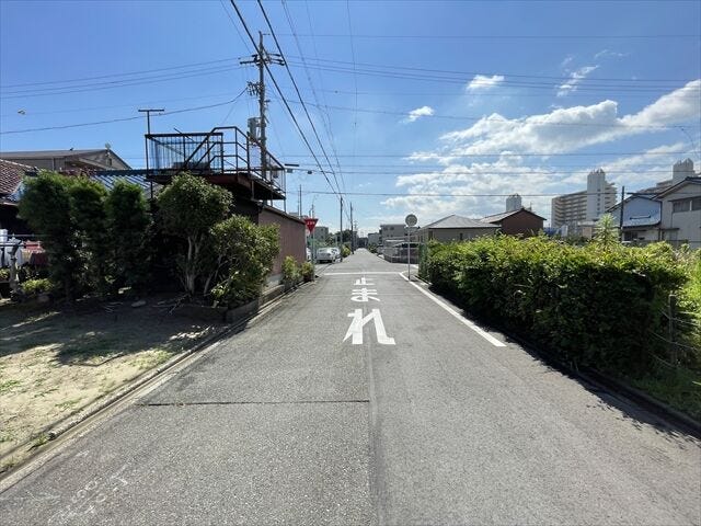 幅員約5mの前面道路です。車がすれ違える道幅です。車1台とベビーカーですれ違っても余裕のある道幅は安心ですね。