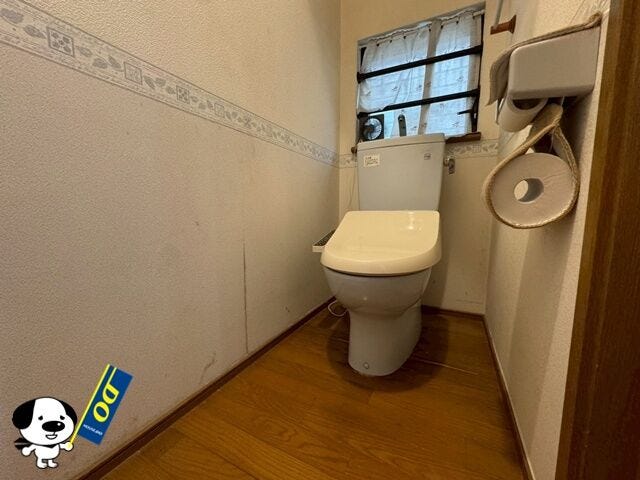 白が基調の清潔感あふれるトイレです