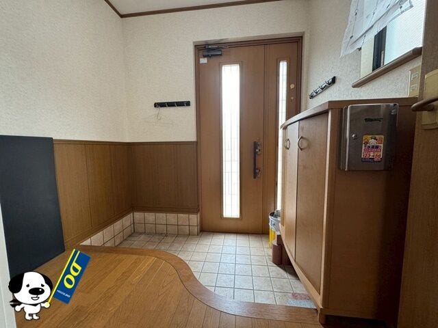 「いってらっしゃい」「ただいま」の声が響く玄関。暖かく居住者を出迎えます。