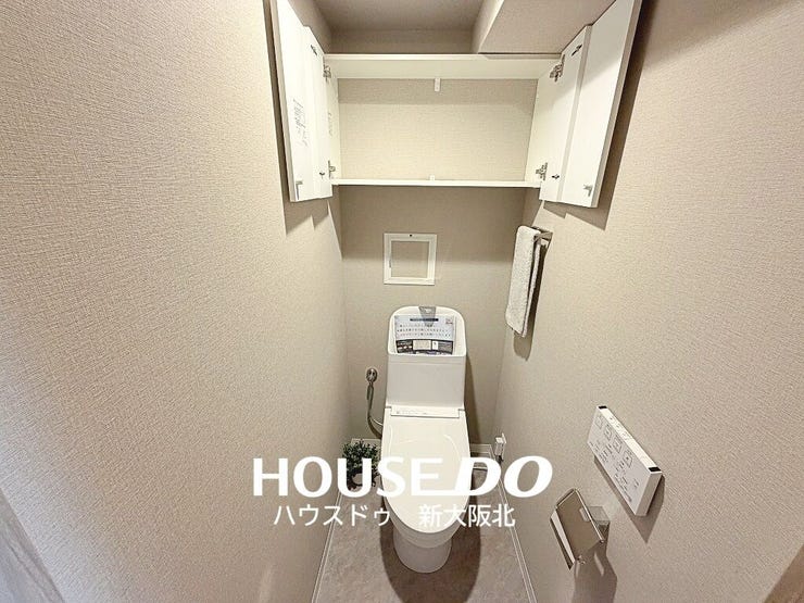 ■トイレにも嬉しい収納付き!
■扉がついているのでトイレットペーパーのストックや掃除道具などもスッキリ収納できます!