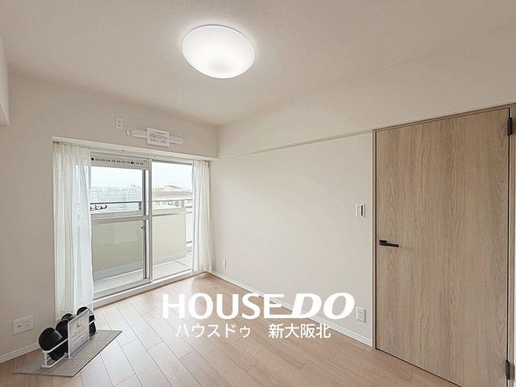 ■リビング横5.4帖の洋室です!南向きのバルコニーから気持ちの良いポカポカ陽気が差し込みます♪