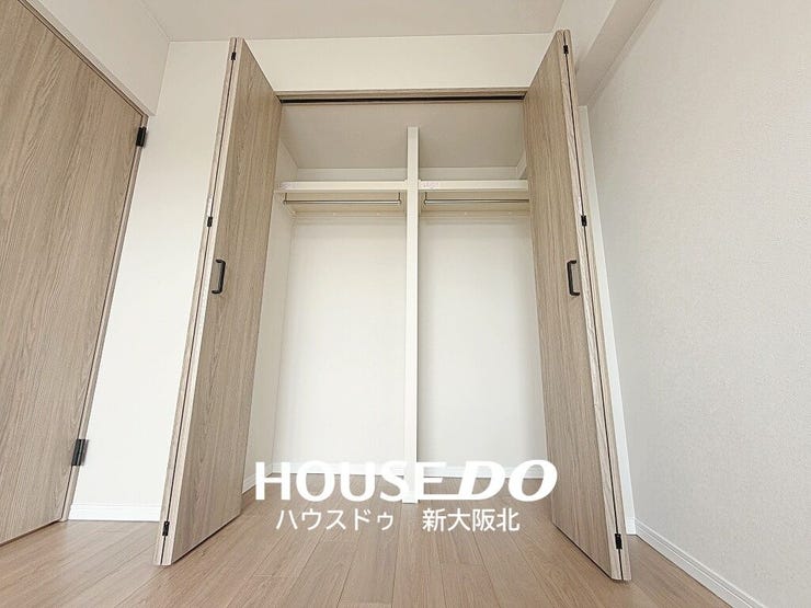 ■大容量のクローゼット!
■お洋服はもちろん、小物や季節家電も収納できてお部屋がスッキリと片付きます!
■造り付けのクローゼットは地震の揺れで倒れる心配がなく、防災面でも安心です!