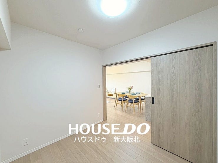 ■ダイニング横、4.5帖の洋室です!
■引き戸はドアに比べてデッドスペースができにくく、空間を無駄なく使うことができます!
■家具のレイアウトもしやすいですよ!