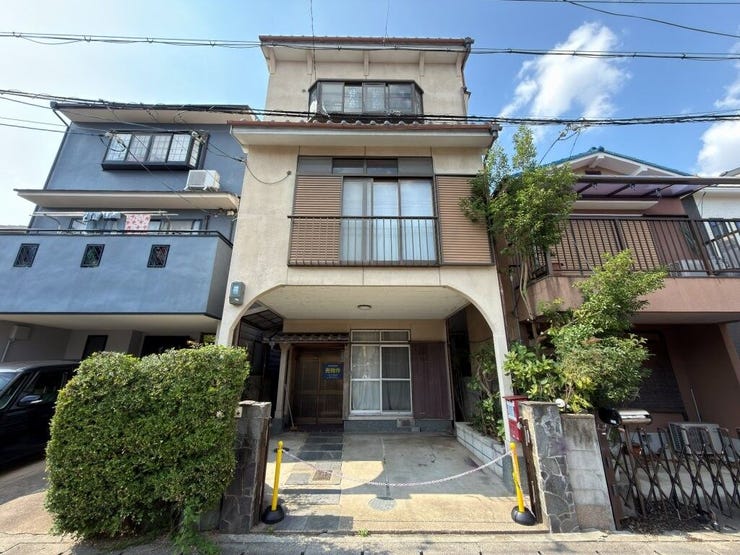 【外観】
南向きで部屋数の多い3階建てのお家です。
お車やバイク、自転車などゆとりをもって停めることができます。