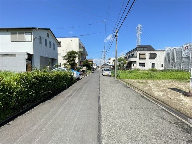 幅員約5mの前面道路です。車がすれ違うのに安心な道幅です。道幅が広すぎると交通量が増えてしまうのも心配ですので、これぐらいが理想的な道幅なのかもしれませんね。