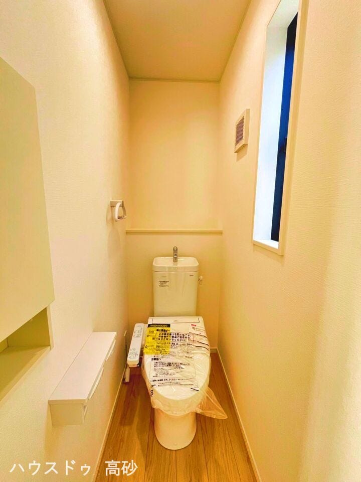 光を反射しやすい白で統一された圧迫感を感じにくいトイレです◎(撮影日:2026.6.18)