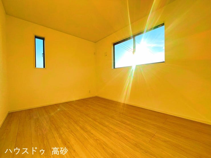 木目のフローリングで温かみを感じながらゆっくり過ごしていただける洋室です!(撮影日:2026.6.18)