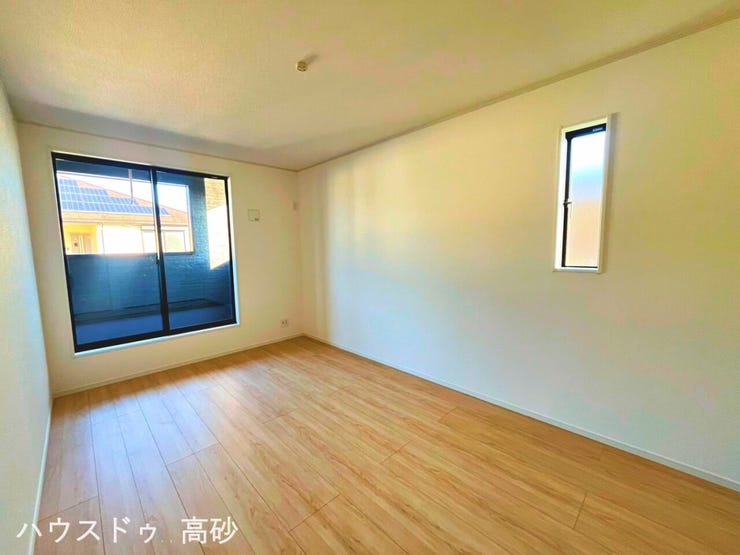 大きな窓から自然光がたっぷり入り、部屋全体が明るく広々と感じられます。(撮影日:2026.6.18)