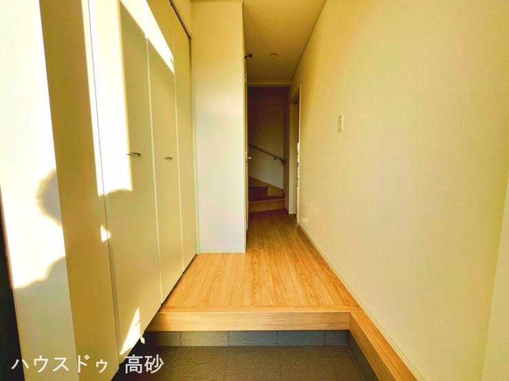 自然光がたっぷり入る、気持ちのいい玄関です(撮影日:2026.6.18)