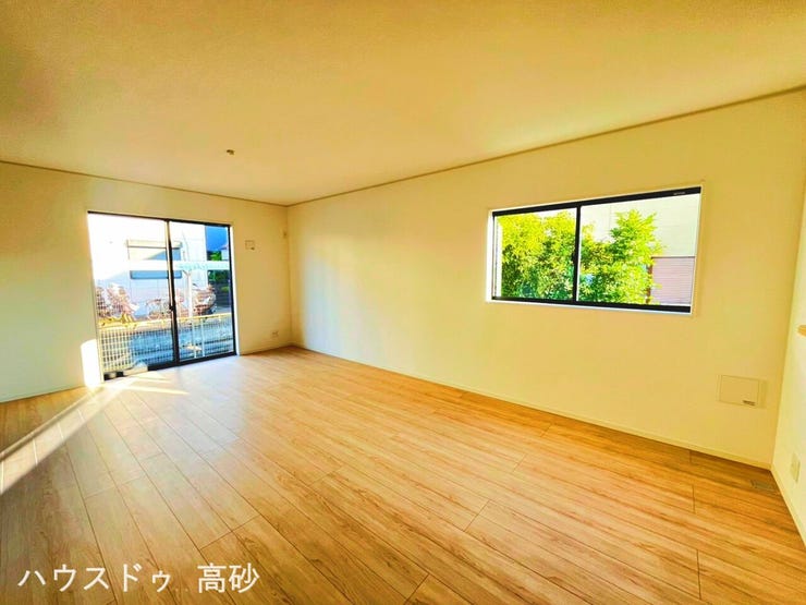 二面採光で日当たり・通風良好、ご家族の集まるあたたかい空間です。(撮影日:2026.6.18)