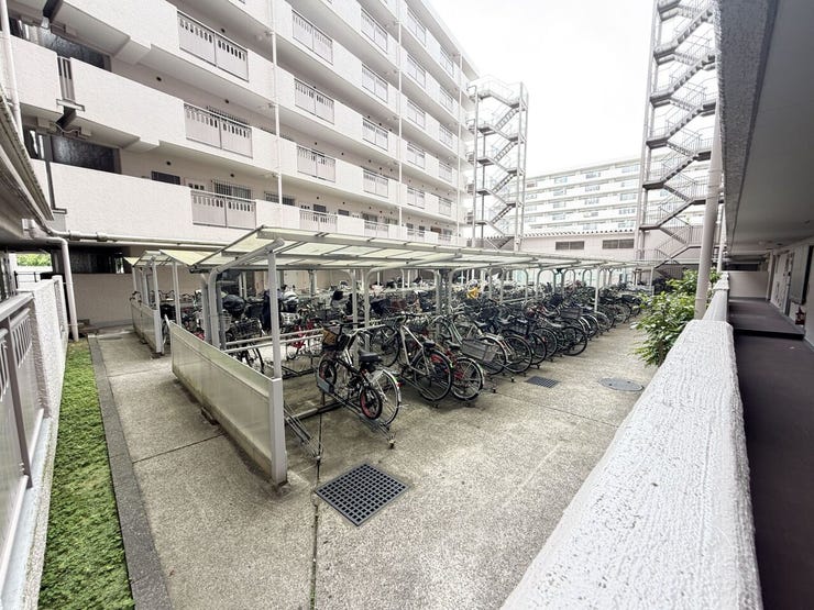 屋根付き駐輪場を完備。雨の日も大切な自転車を快適に保管できます。