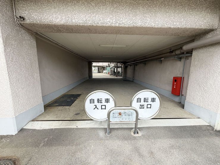 敷地内はゆとりある設計で、自転車や歩行者もスムーズに移動できます。