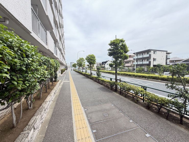 前面歩道が整備された道路に面し、毎日の通勤・通学も快適です。
