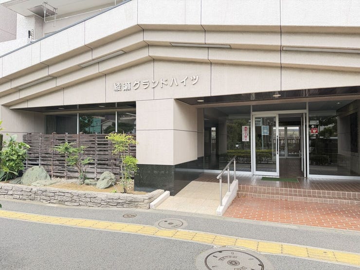 重厚感のあるエントランスデザインが住まいの格を感じさせます。