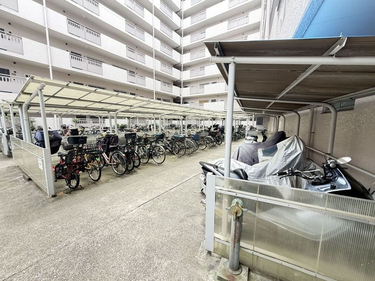 敷地内には屋根付き駐輪場を完備。大切な自転車を雨から守れます。