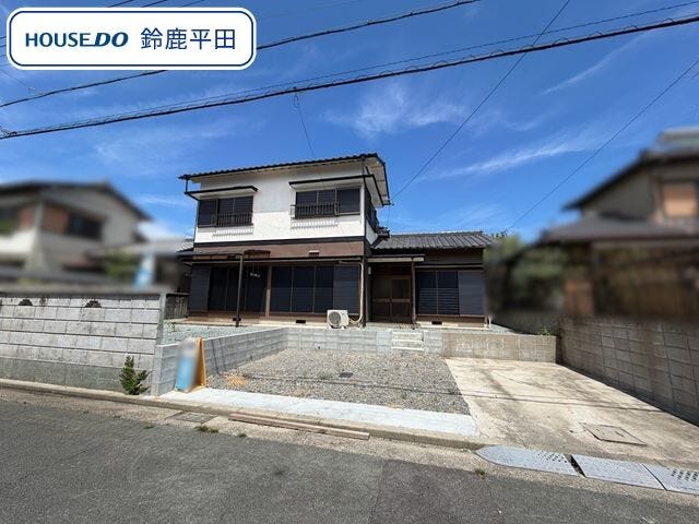 【外観】
白塚小学校/一身田中学校エリアに建つ全居室に収納を備えた4LDKの一戸建てです。一度見学してみませんか。
(2026年8月17日 撮影)