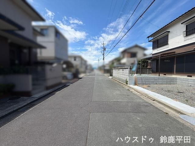 【南西側約6.0m前面道路】ゆとりある道幅で車の出し入れがしやすいです。(2026年8月17日 撮影)