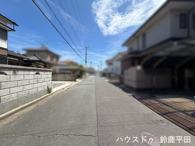 【南西側約6.0m前面道路】大型車やトラックでも余裕ある道幅で、安心して走行できます。(2026年8月17日 撮影)
