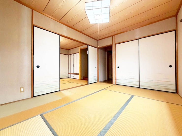 青葉台西1丁目 6LDK中古戸建て 6LDK中古戸建て♪駐車場並列4台分♪コンビニまで徒歩約6分♪青葉小まで徒歩約8分♪
