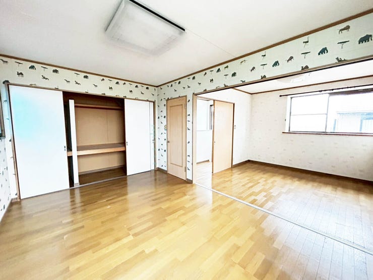 青葉台西1丁目 6LDK中古戸建て 6LDK中古戸建て♪駐車場並列4台分♪コンビニまで徒歩約6分♪青葉小まで徒歩約8分♪