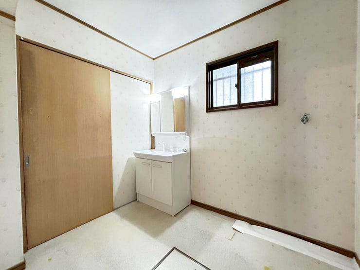 青葉台西1丁目 6LDK中古戸建て 6LDK中古戸建て♪駐車場並列4台分♪コンビニまで徒歩約6分♪青葉小まで徒歩約8分♪