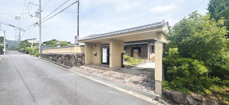 あたたかな陽が差し込む日当り良好の立地です。(現況は上物ありますが更地での引き渡しとなります)
