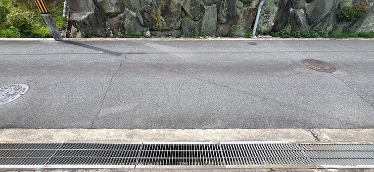 前面道路が広く、毎日の通行も快適です。(現況は上物ありますが更地での引き渡しとなります)