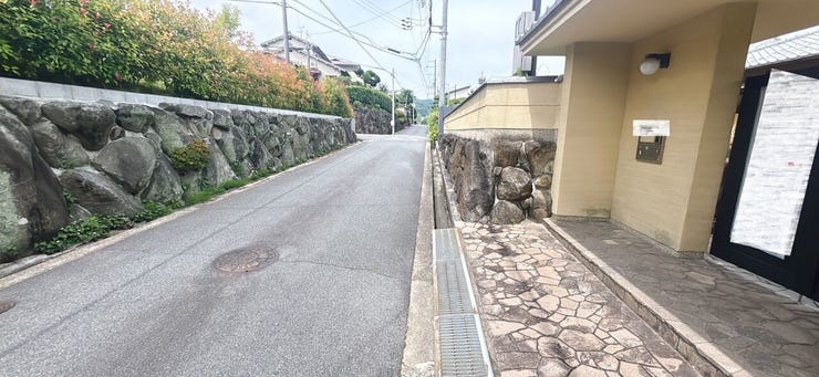 隣家との間隔が広い住宅地なので、お子様が小さいご家族やペットを飼われる方も安心です。(現況は上物ありますが更地での引き渡しとなります)